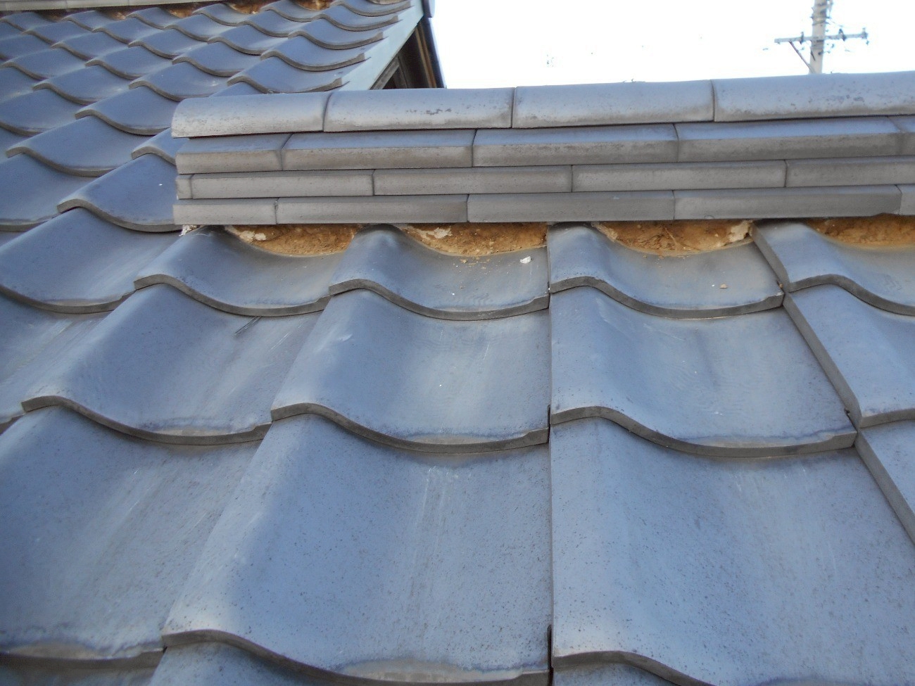 漆喰がなくなった棟の下